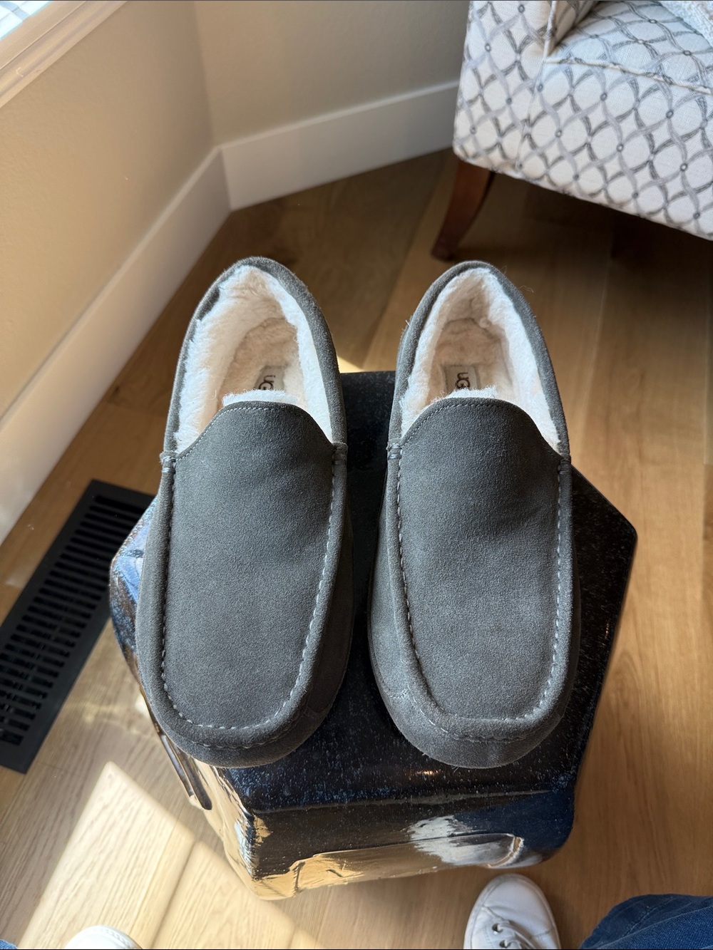 UGG NEW (w/out tags or box) Men's Charcoal Gray Slip-On Fleece-Lined Loafers